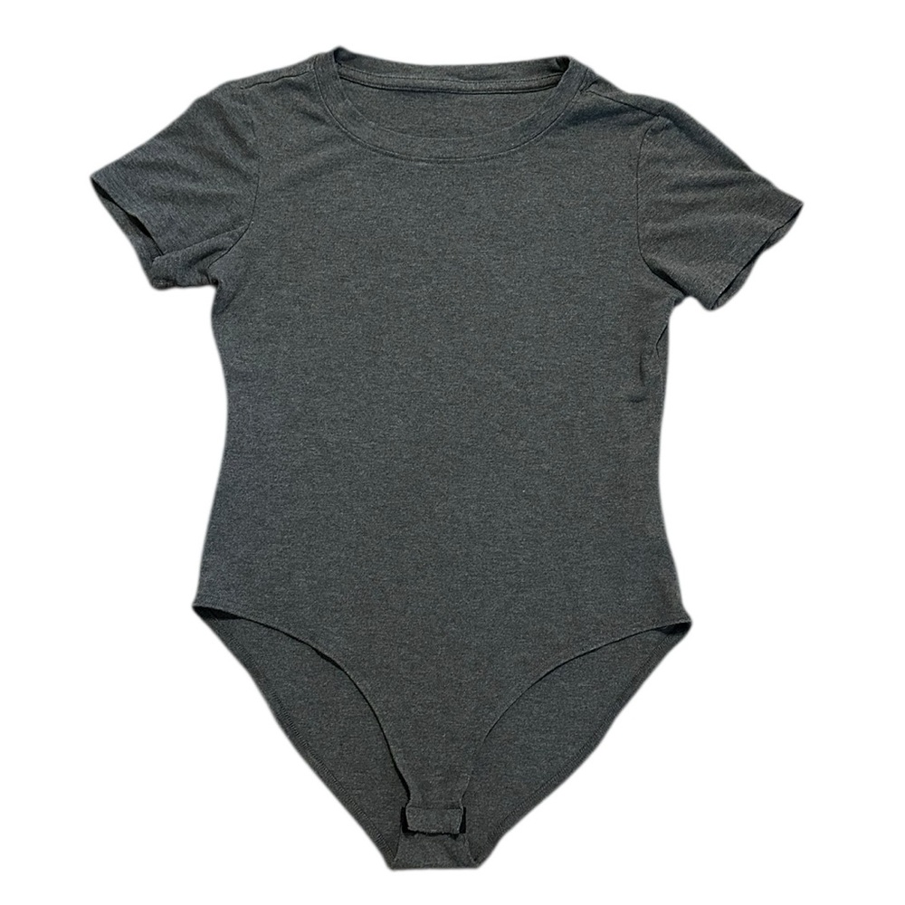 O5 dark gray short sleeved stretch snap crotch body suit size Medium
